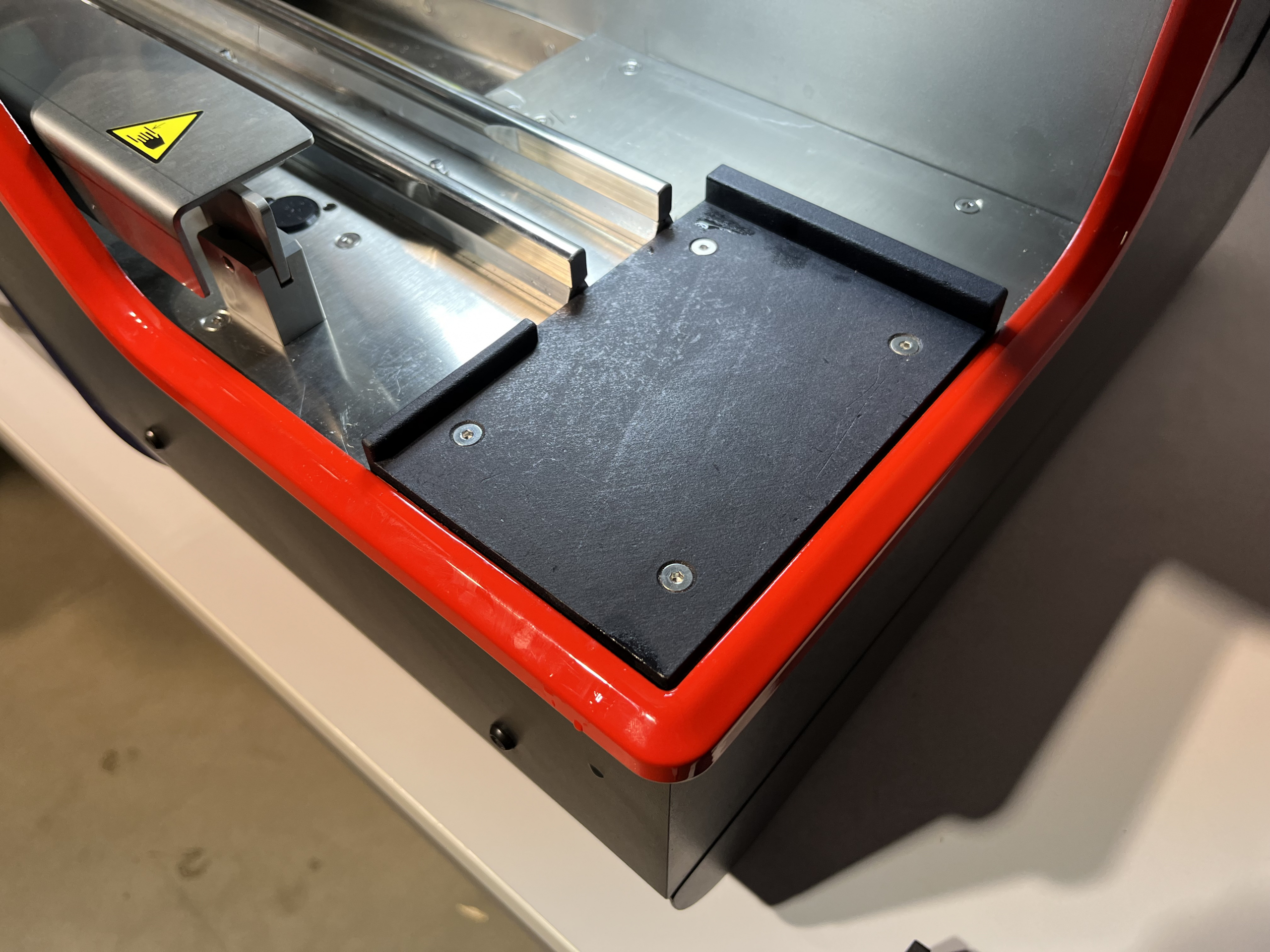 Positionierfläche aus Kunststoff im Komax Microlab 45