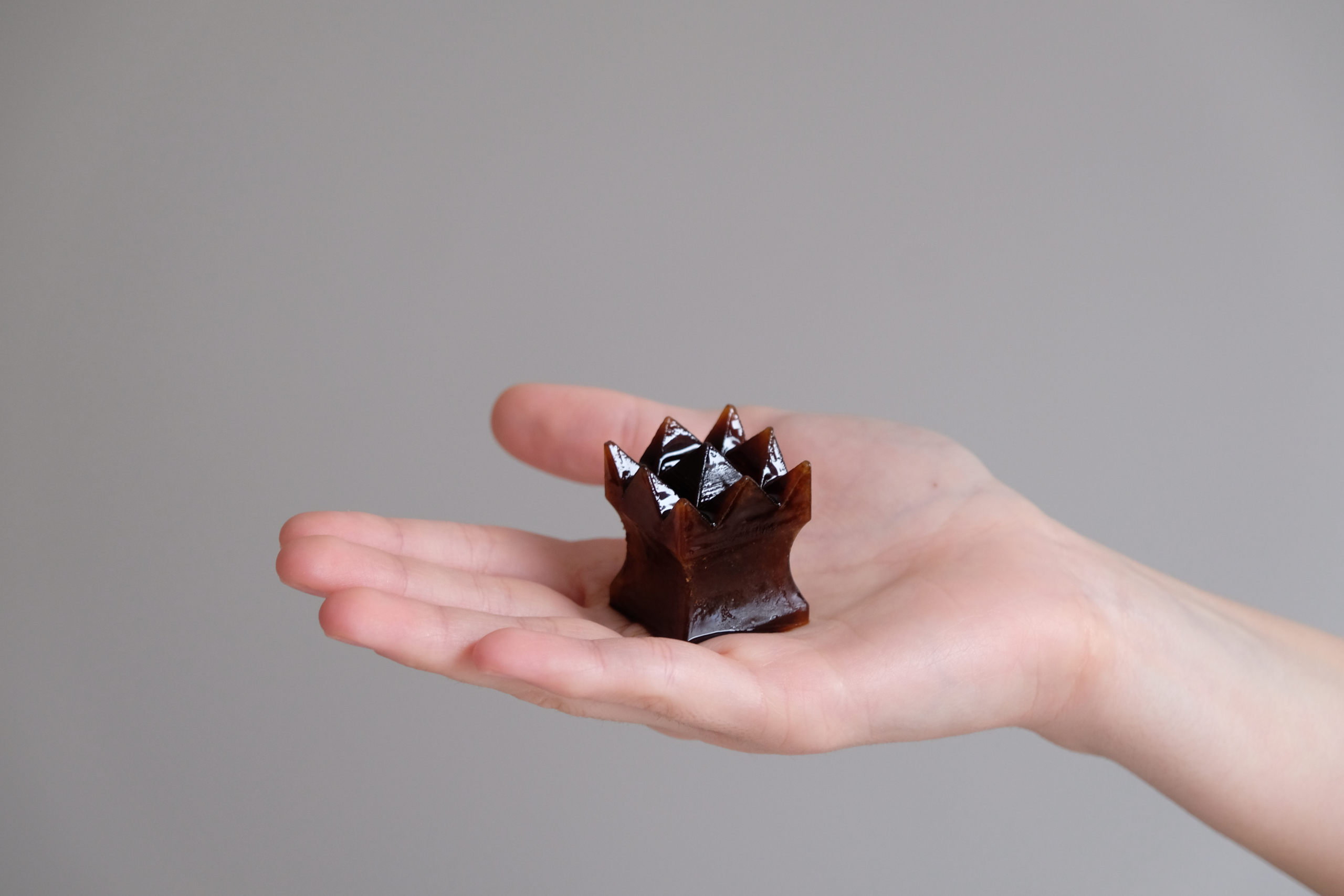 Eiswürfelschach König in Hand