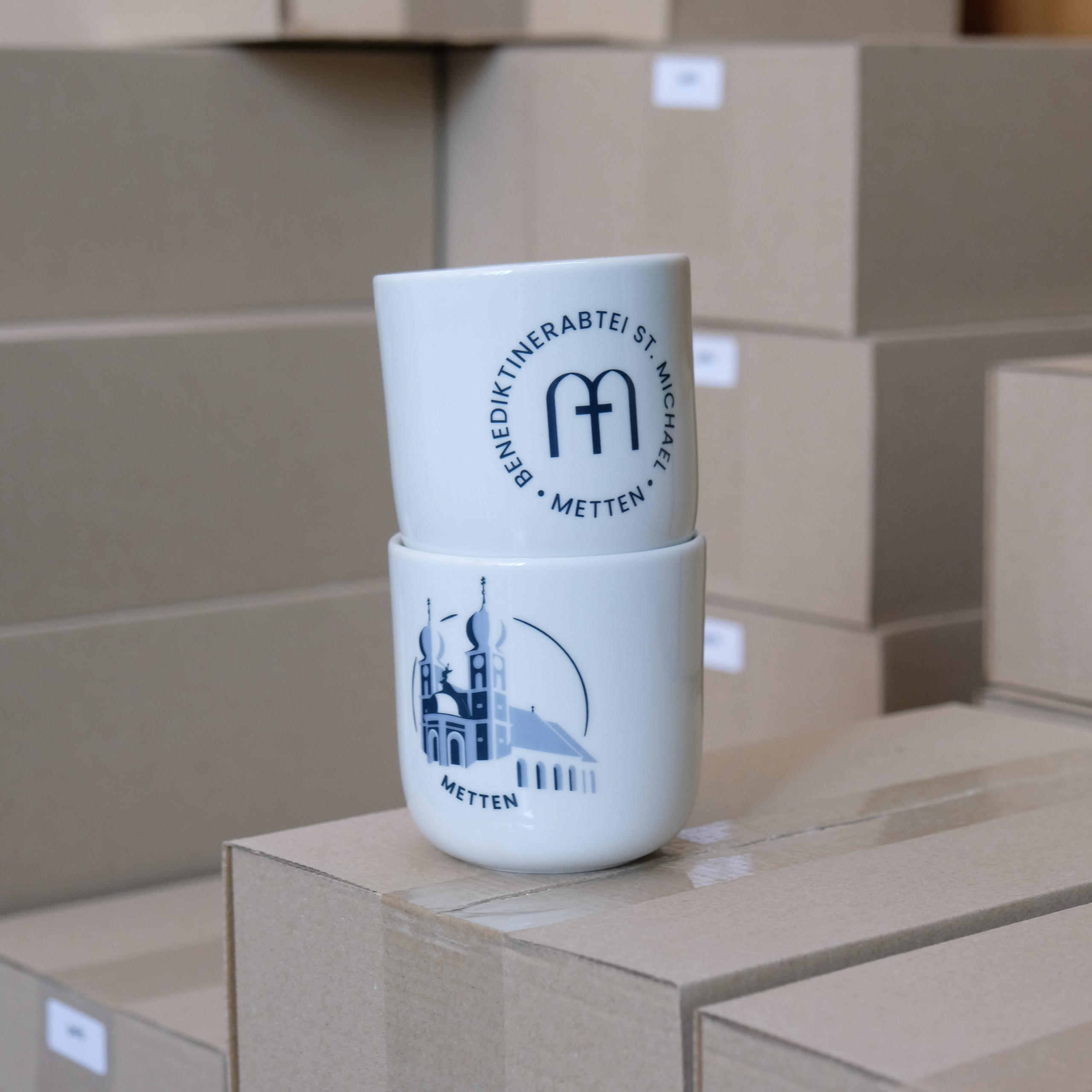 Klostertasse gestapelt